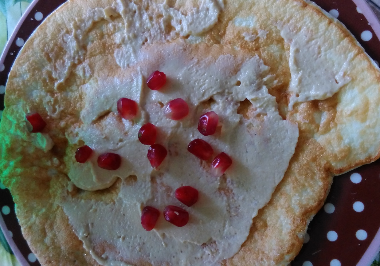 fit omlet białkowy z hummusem foto