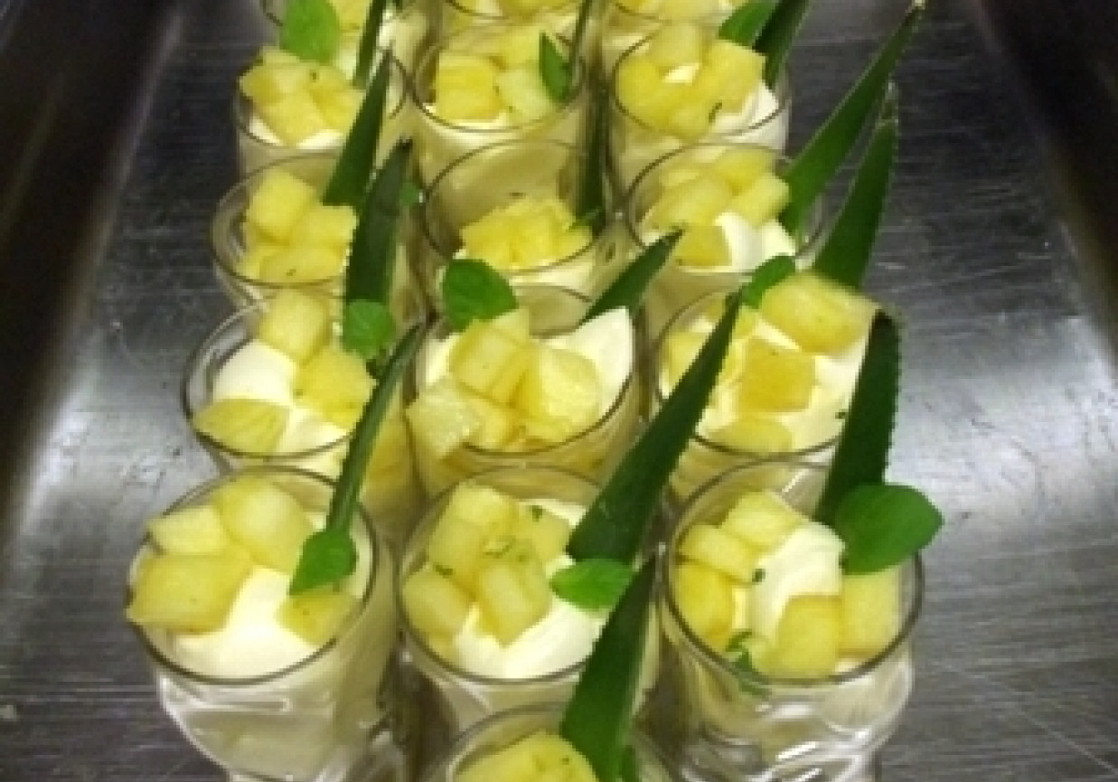 Flan dekorowany ananasem z tequilą foto