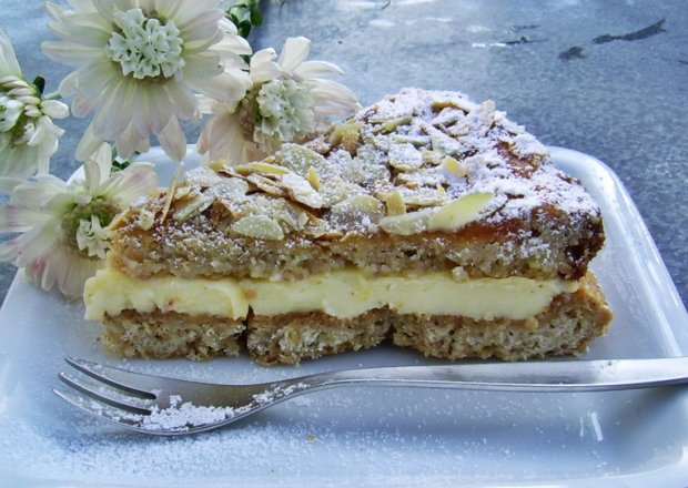 Fotografia przedstawiająca Focaccia di mandorla - włoskie chrupiące ciasto migdałowe