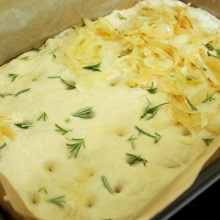 Krok 4 - Focaccia orkiszowa z cebulą foto