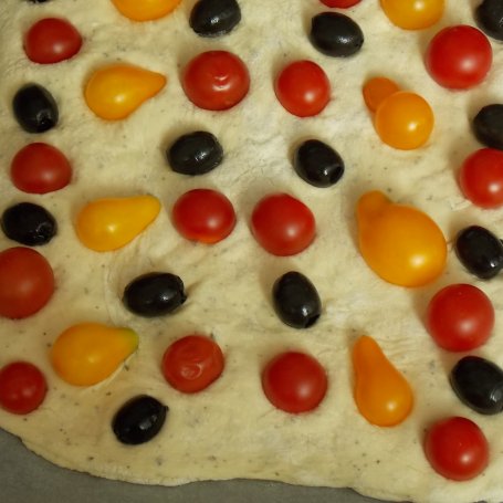 Krok 5 - Focaccia z kozim serem i pomidorkami koktajlowymi foto