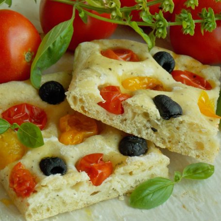 Krok 6 - Focaccia z kozim serem i pomidorkami koktajlowymi foto