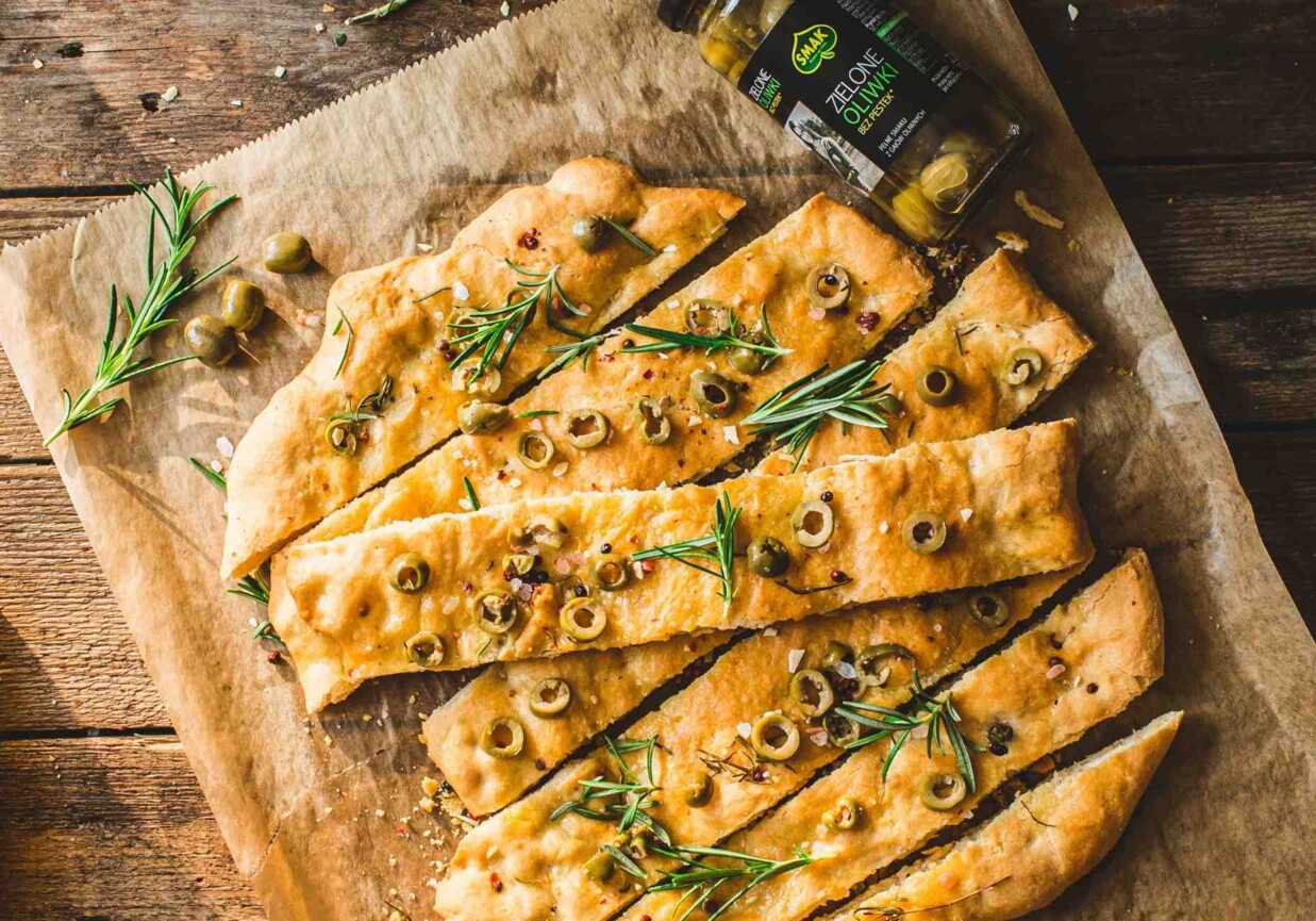 Focaccia z zielonymi oliwkami foto