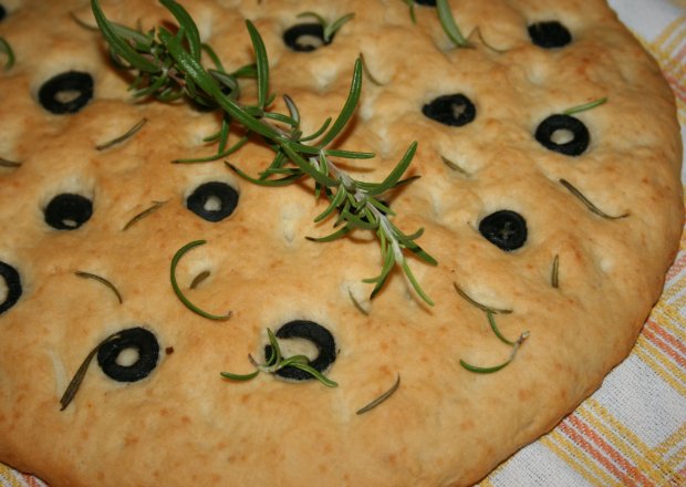 Fotografia przedstawiająca Focaccia z oliwkami i rozmarynem