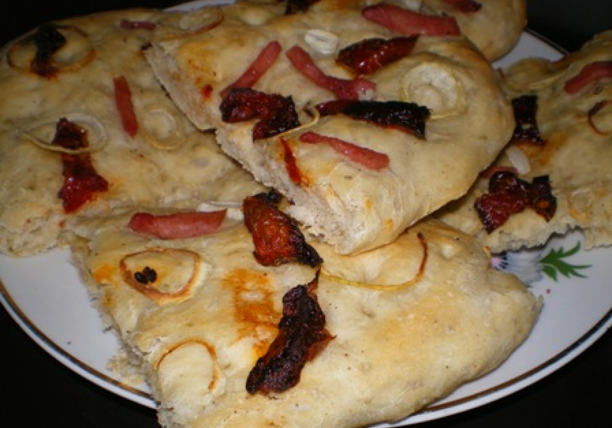 Focaccia z suszonymi pomidorami, szynką i cebulką foto