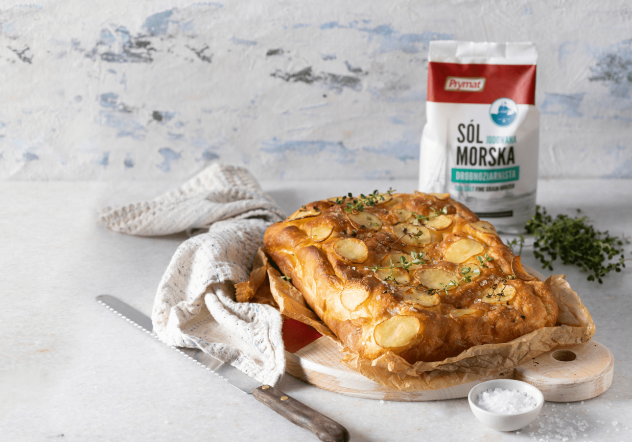 Focaccia z ziemniakami, rozmarynem i solą morską foto