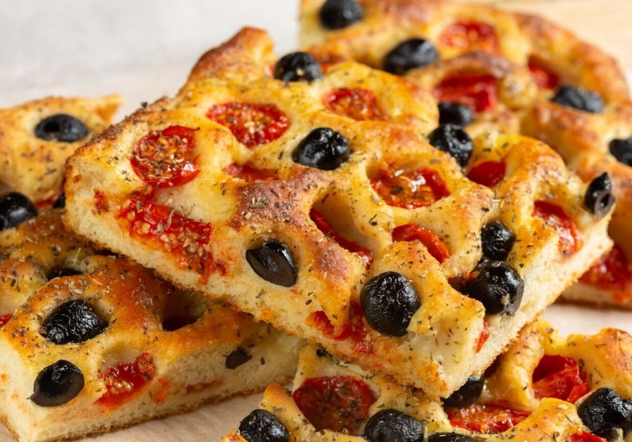 Focaccia z pomidorami i oliwkami foto