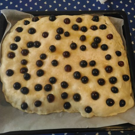 Krok 10 - Foccacia z czarnymi winogronami foto