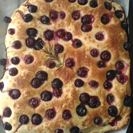 Krok 11 - Foccacia z czarnymi winogronami foto