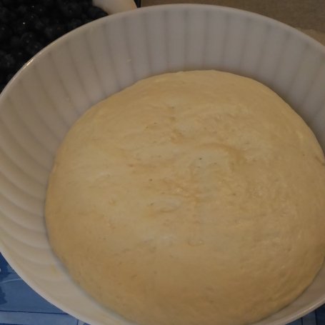 Krok 6 - Foccacia z czarnymi winogronami foto
