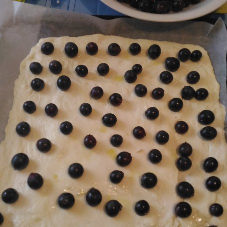 Krok 7 - Foccacia z czarnymi winogronami foto