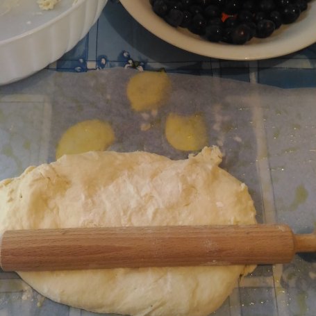 Krok 8 - Foccacia z czarnymi winogronami foto