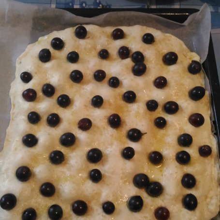 Krok 9 - Foccacia z czarnymi winogronami foto