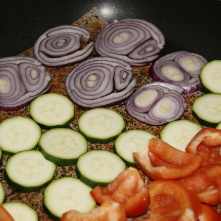 Krok 2 - Foccia z grillowanymi warzywami i kozim serem foto