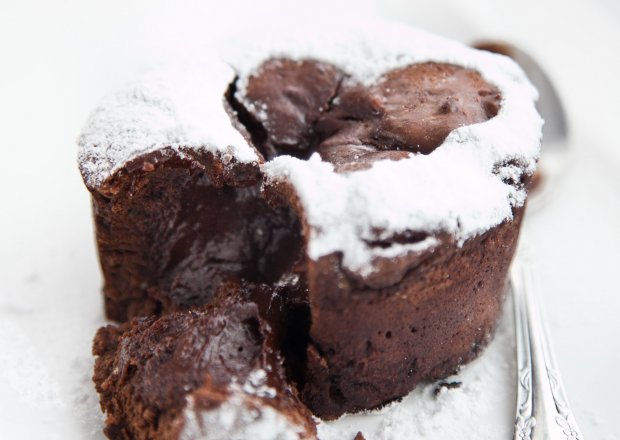 Fotografia przedstawiająca Fondant czekoladowy deser na ciepło z płynnym środkiem chrupiącą skórką