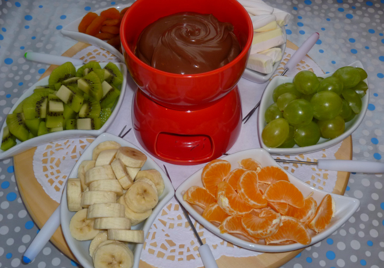 Fondue czekoladowe z owocami foto