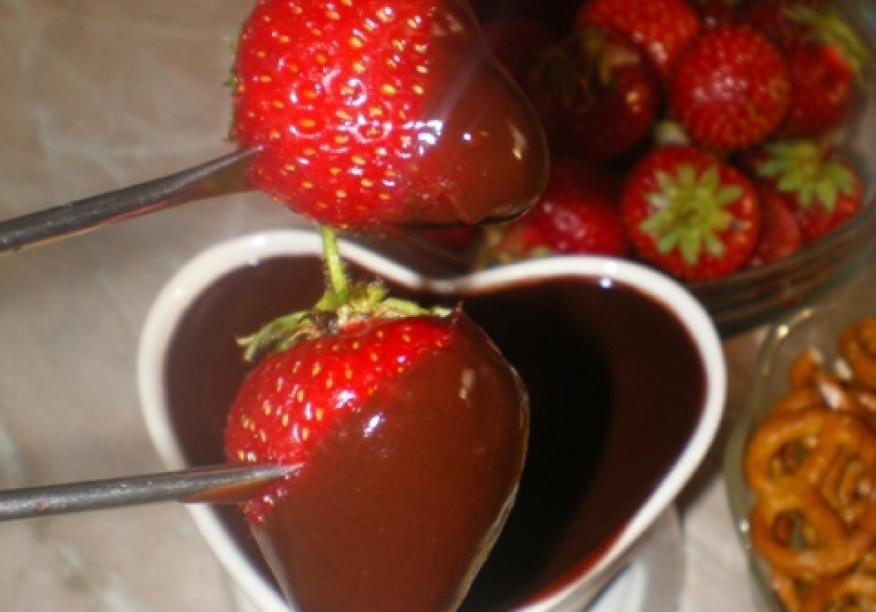 Fondue czekoladowe z owocami foto