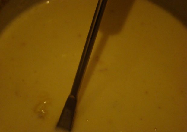 Fotografia przedstawiająca Fondue z białej czekolady z cynamonowym aromatem.