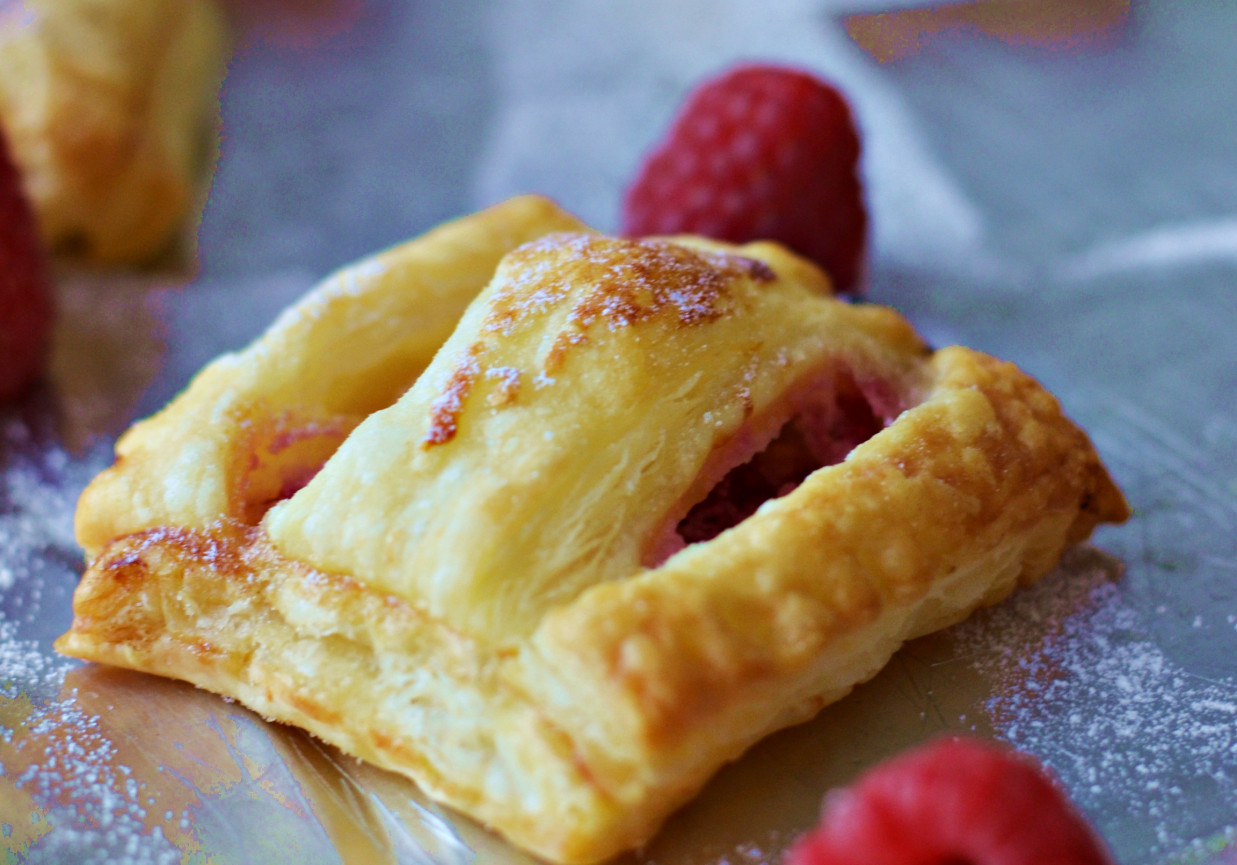 Fornetti z twarożkiem malinowym i malinami foto