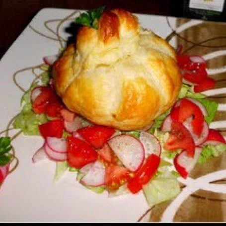 Krok 4 - Francja elegancja czyli camembert pieczony w cieście francuskim na wiosennej sałacie foto
