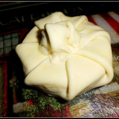 Krok 2 - Francja elegancja czyli camembert pieczony w cieście francuskim na wiosennej sałacie foto