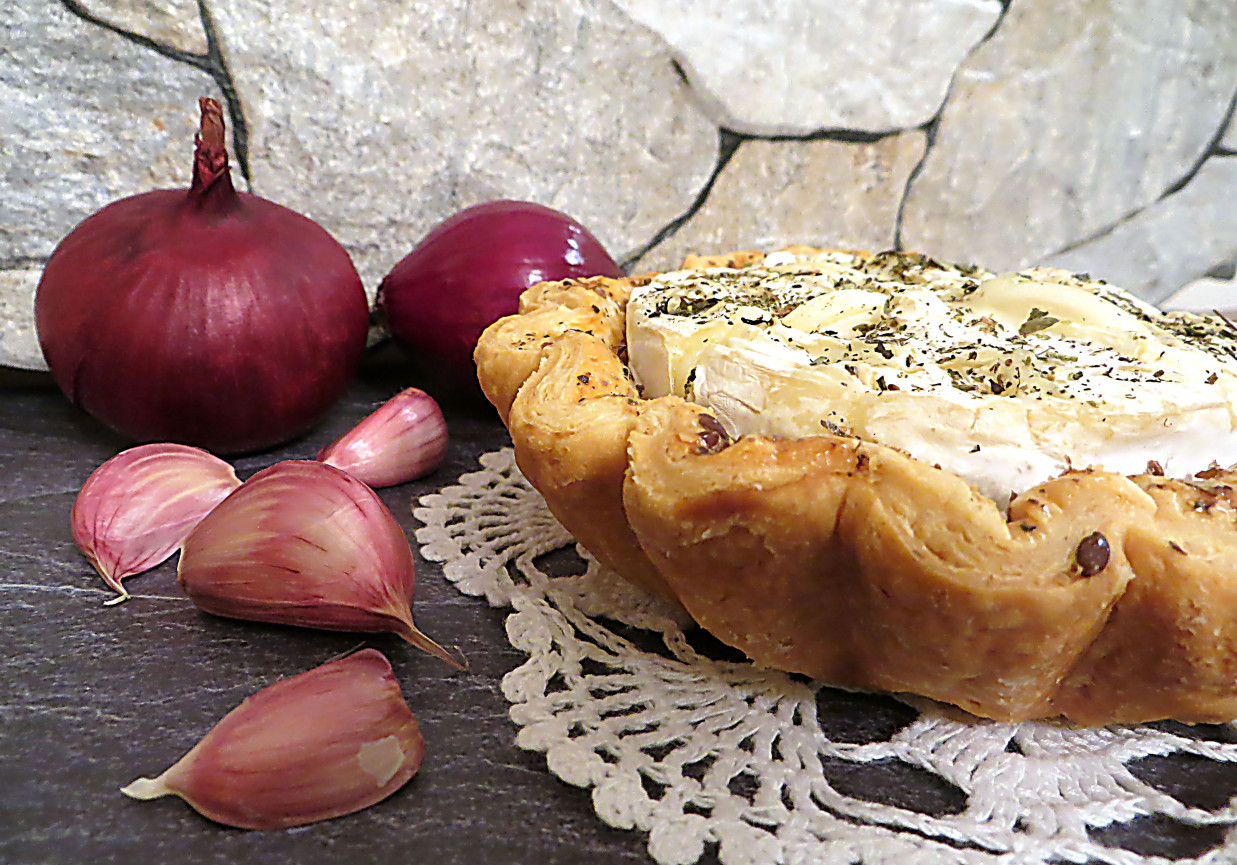 Francuska babeczka z camembert i cebulką foto