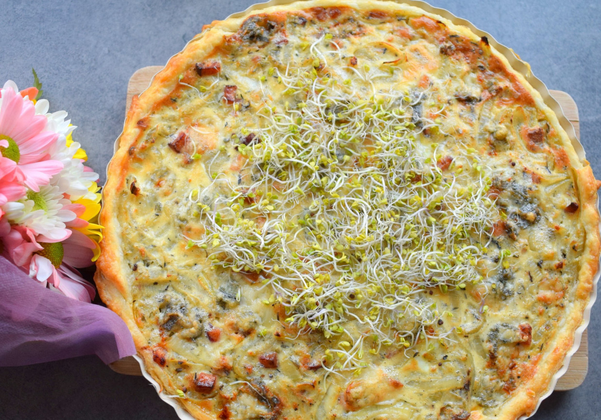 Francuska tarta cebulowa z boczkiem i gorgonzolą foto