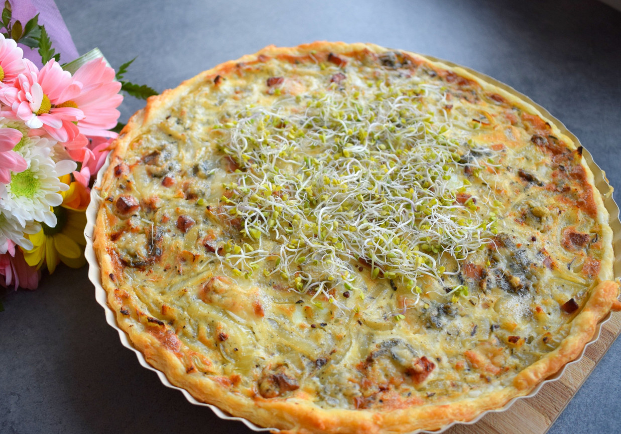 Francuska tarta cebulowa z boczkiem i gorgonzolą foto