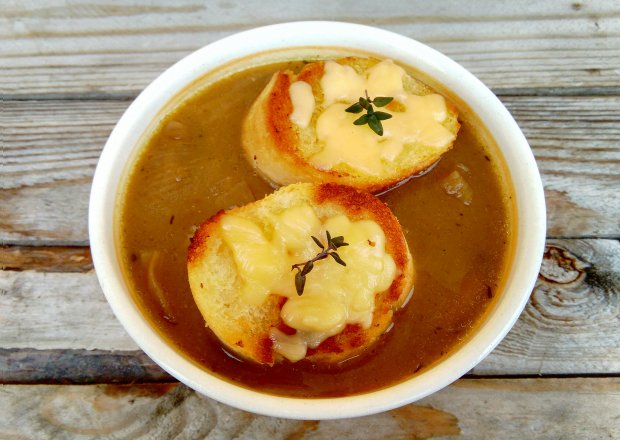 Fotografia przedstawiająca Francuska zupa cebulowa a'la Igraszki Losu