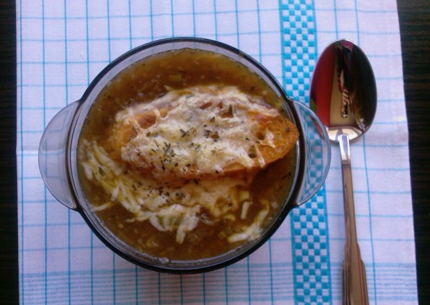 Fotografia przedstawiająca francuska zupa cebulowa