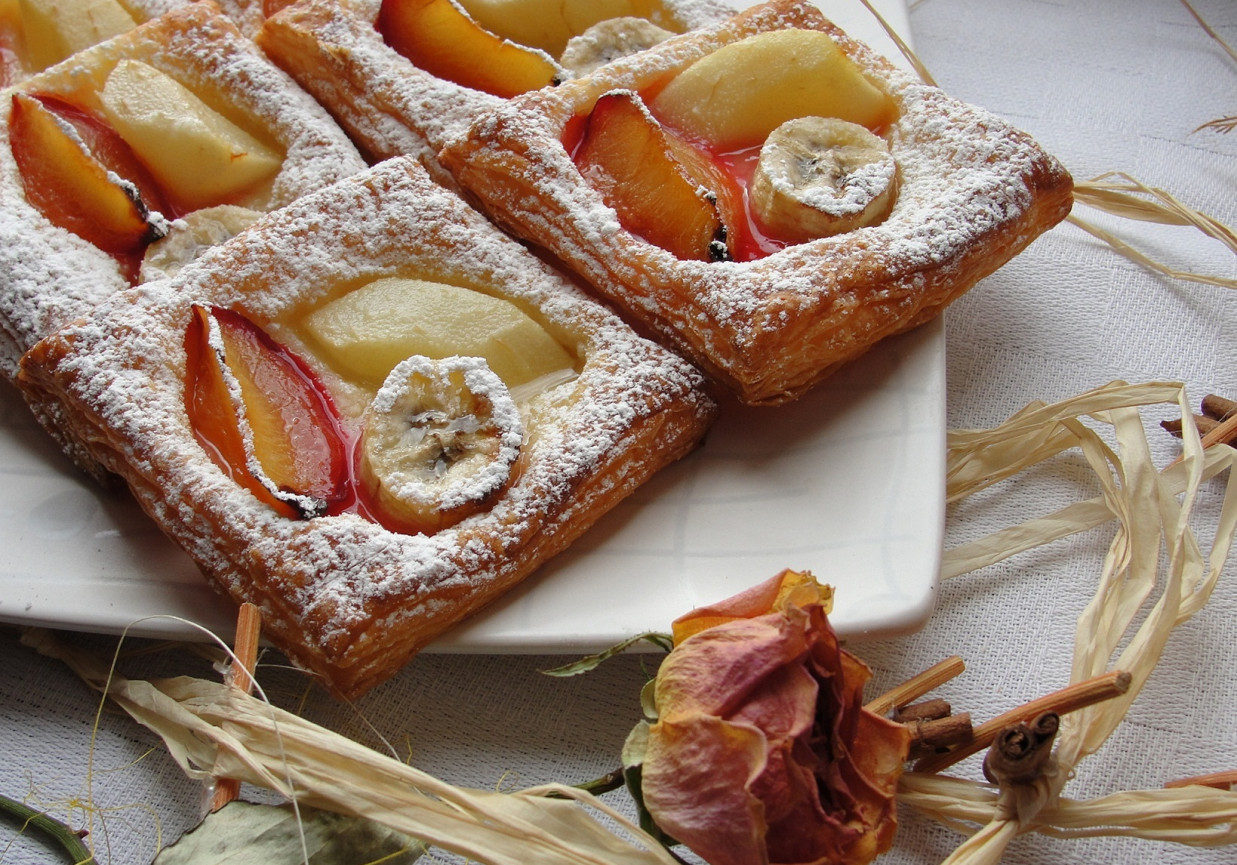 Francuskie ciasteczka z owocami foto