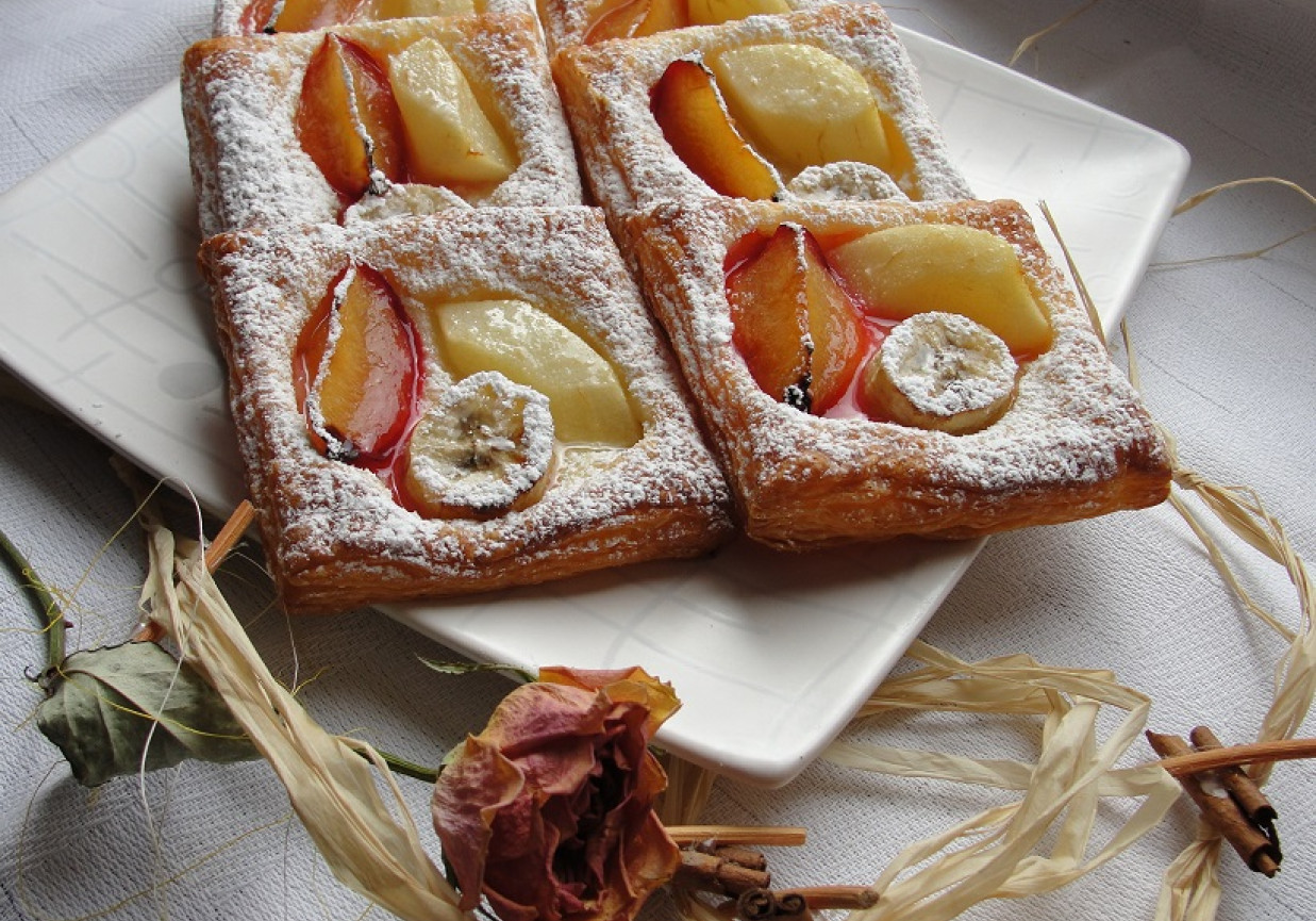 Francuskie ciasteczka z owocami foto