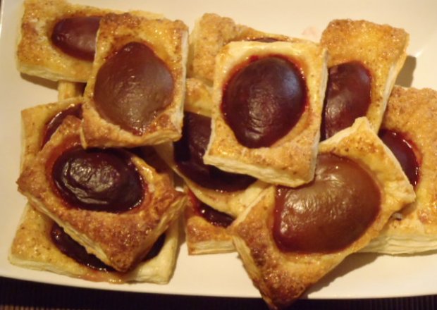 Fotografia przedstawiająca Francuskie ciasteczka ze śliwkami