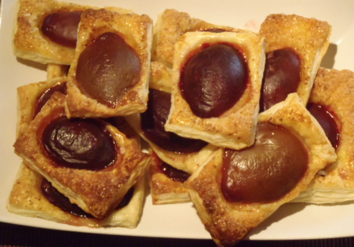 Francuskie ciasteczka ze śliwkami foto