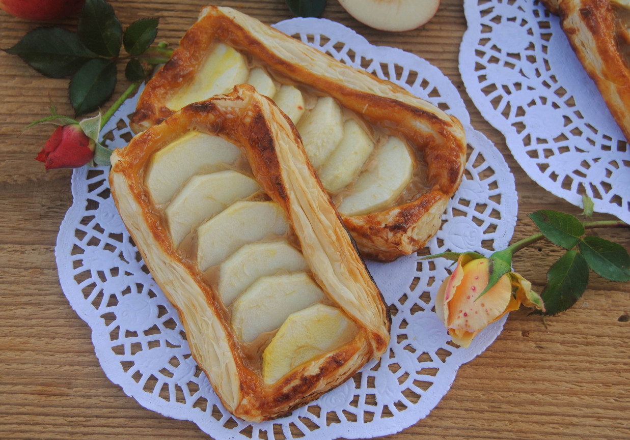 Francuskie ciastka z jabłkami  i toffi foto