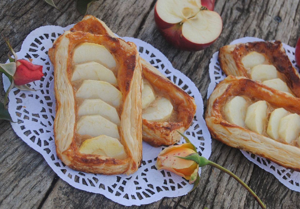 Francuskie ciastka z jabłkami  i toffi foto