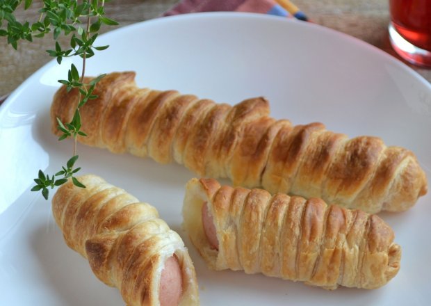 Fotografia przedstawiająca Francuskie hot-dogi (parówki w cieście francuskim)