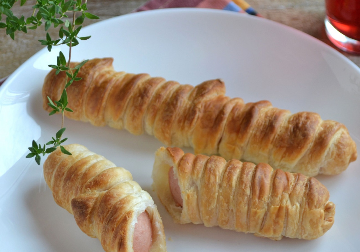 Francuskie hot-dogi (parówki w cieście francuskim) foto