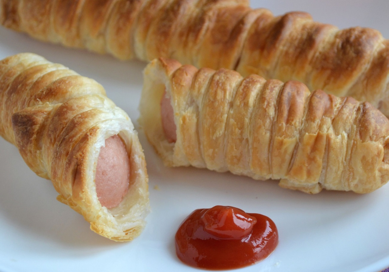 Francuskie hot-dogi (parówki w cieście francuskim) foto