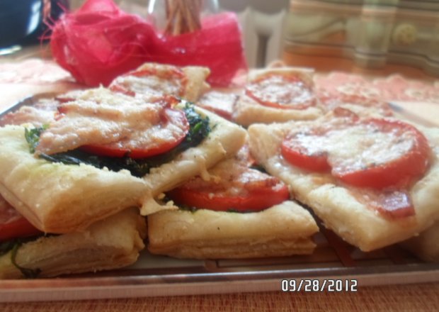 Fotografia przedstawiająca Francuskie kanapeczki na akcent włoski
