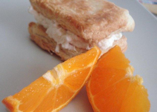 Fotografia przedstawiająca Francuskie kanapeczki z kremem pomarańczowym