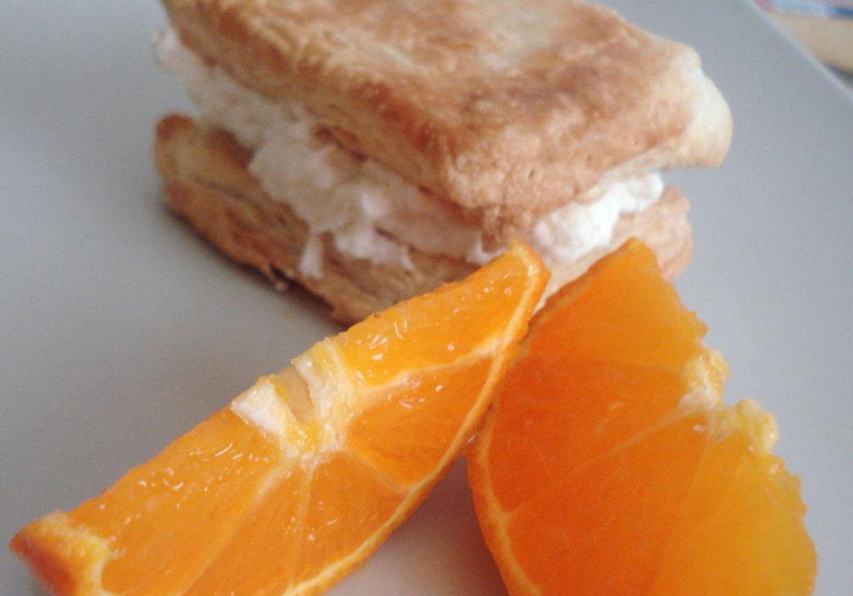 Francuskie kanapeczki z kremem pomarańczowym foto