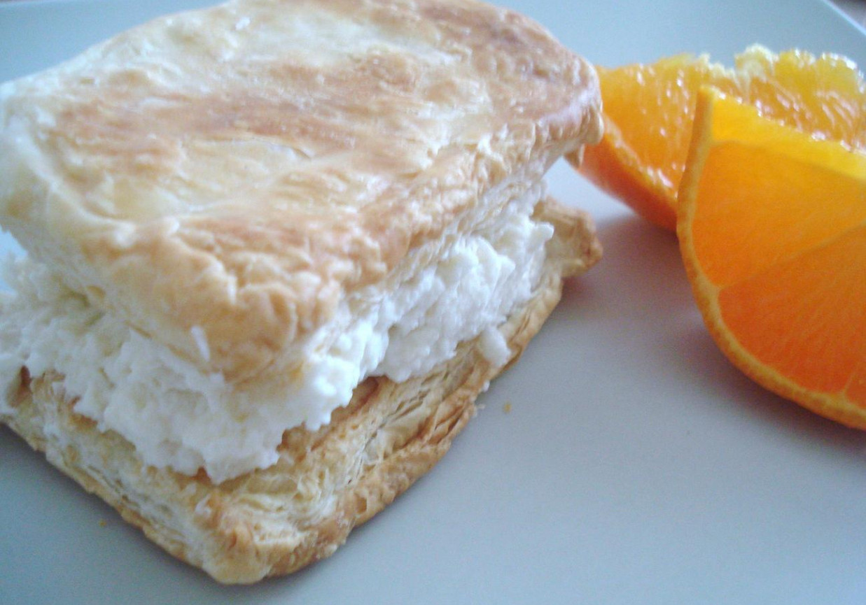 Francuskie kanapeczki z kremem pomarańczowym foto
