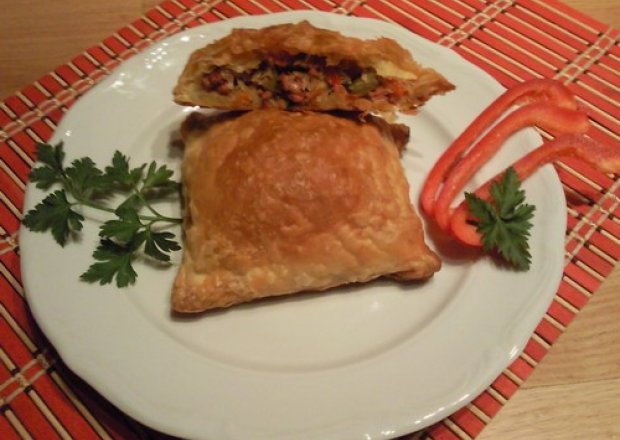 Fotografia przedstawiająca Francuskie poduszeczki z mięsem mielonym i warzywami.