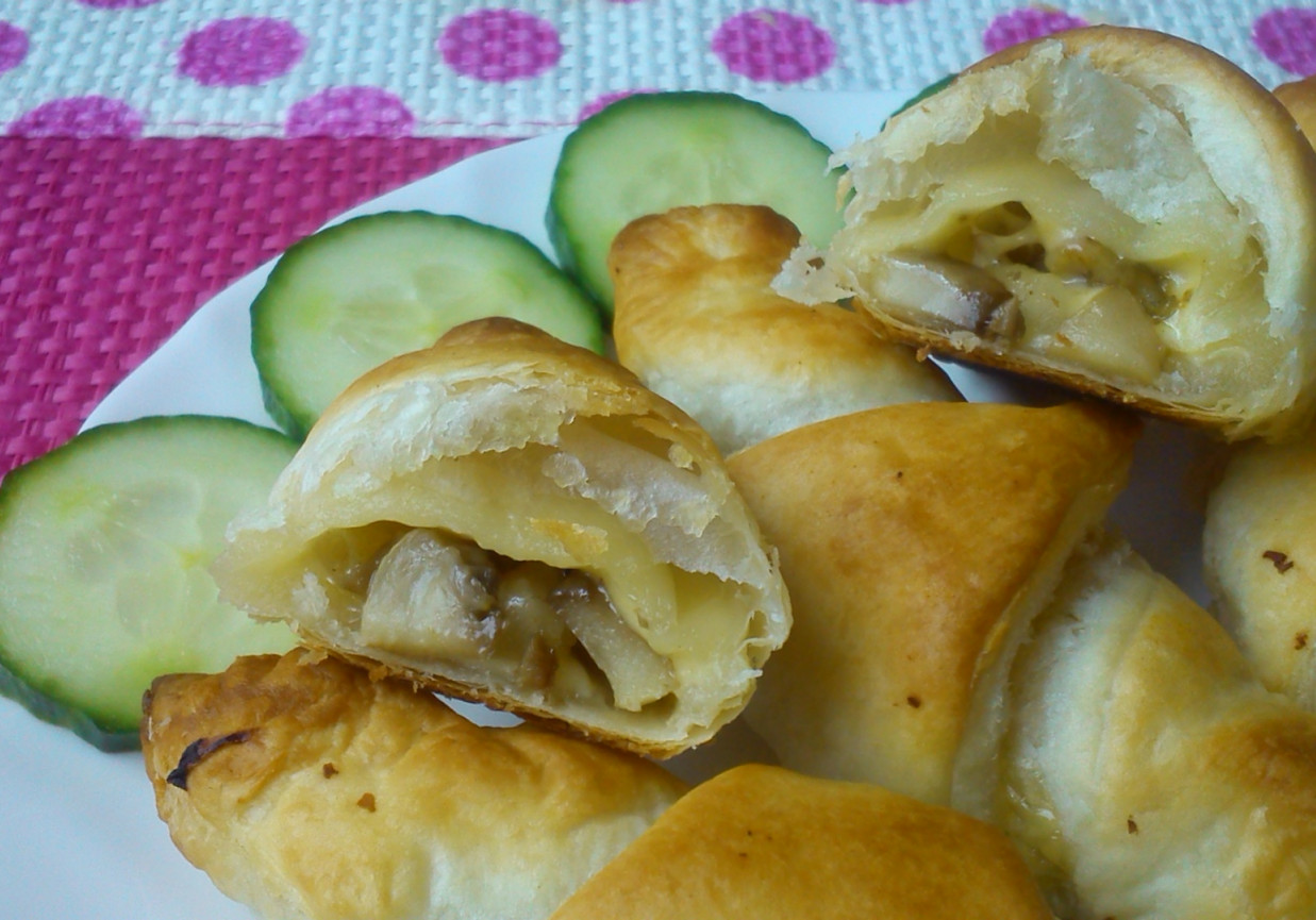 Francuskie rogaliki z pieczarkami i serem foto