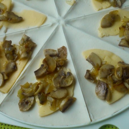 Krok 2 - Francuskie rogaliki z pieczarkami i serem foto