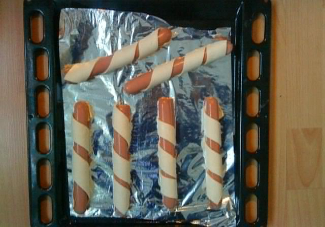 Francuskie spirale z parówką foto