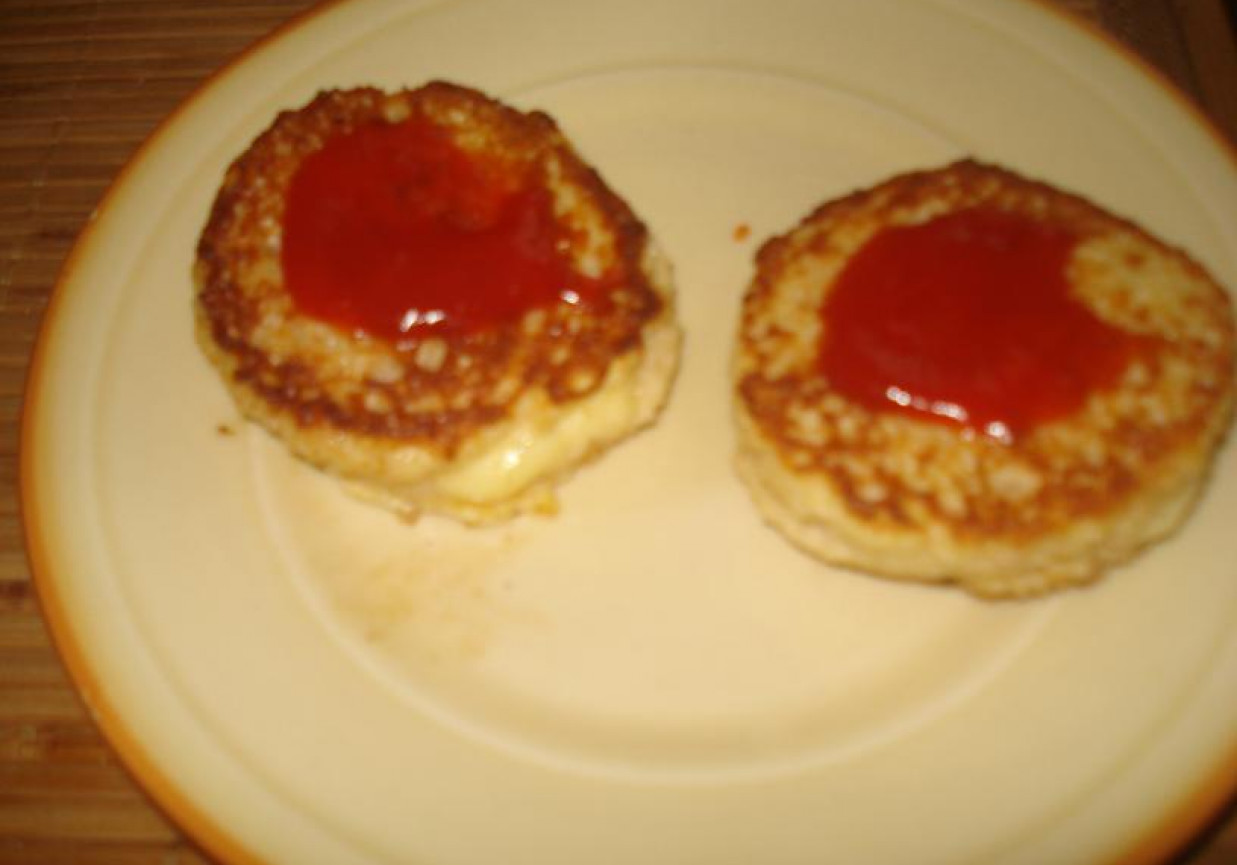 Francuskie tosty z serem i ketchupem foto