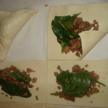 Krok 5 - Francuskie trójkąty z mięsem mielonym i szpinakiem foto