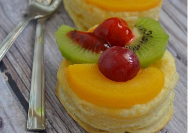 Fotografia przedstawiająca francuskie z owocami